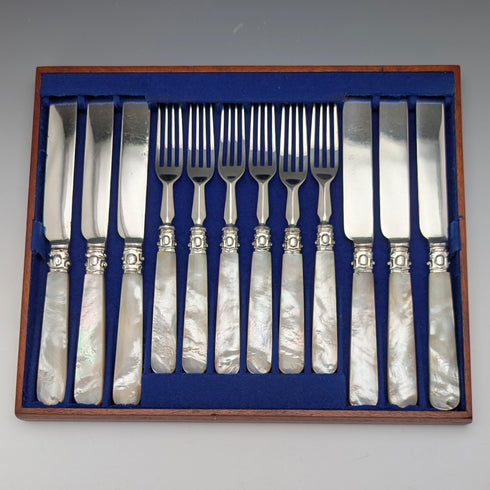 約 1860 年英國古董白色珍珠母手柄甜點餐具,6 對,帶托盤